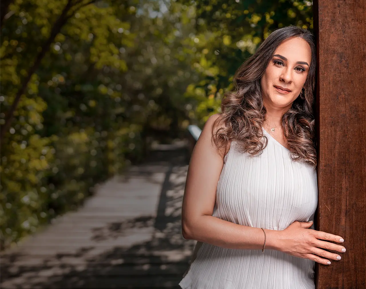 Retrato de Marcelly Reynoso en un puente rodeado de naturaleza